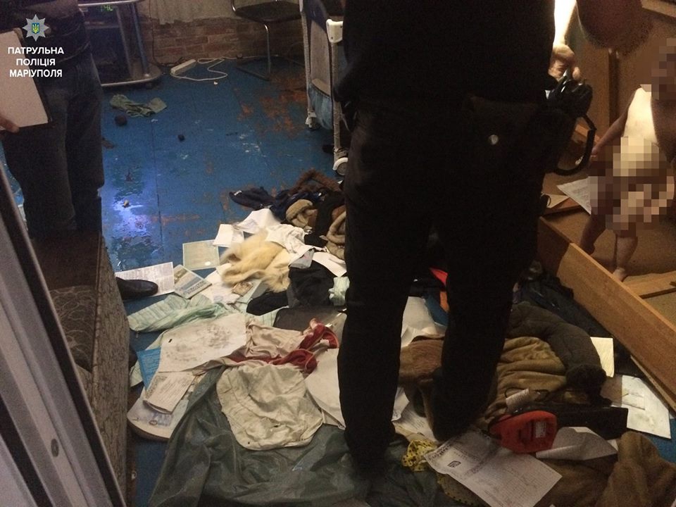 В Мариуполе двое детей просили еду у прохожих из окна - 75498 В Мариуполе двое детей просили еду у прохожих из окна - фото 75498