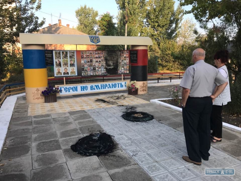 В Одесской области надругались над мемориалом воинам АТО - 73604 В Одесской области надругались над мемориалом воинам АТО - фото 73604