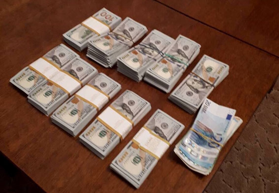 Взятка животворящая: Украинские таможенники пропустили в Украину 800 авто на еврономерах - 72359 Взятка животворящая: Украинские таможенники пропустили в Украину 800 авто на еврономерах - фото 72359
