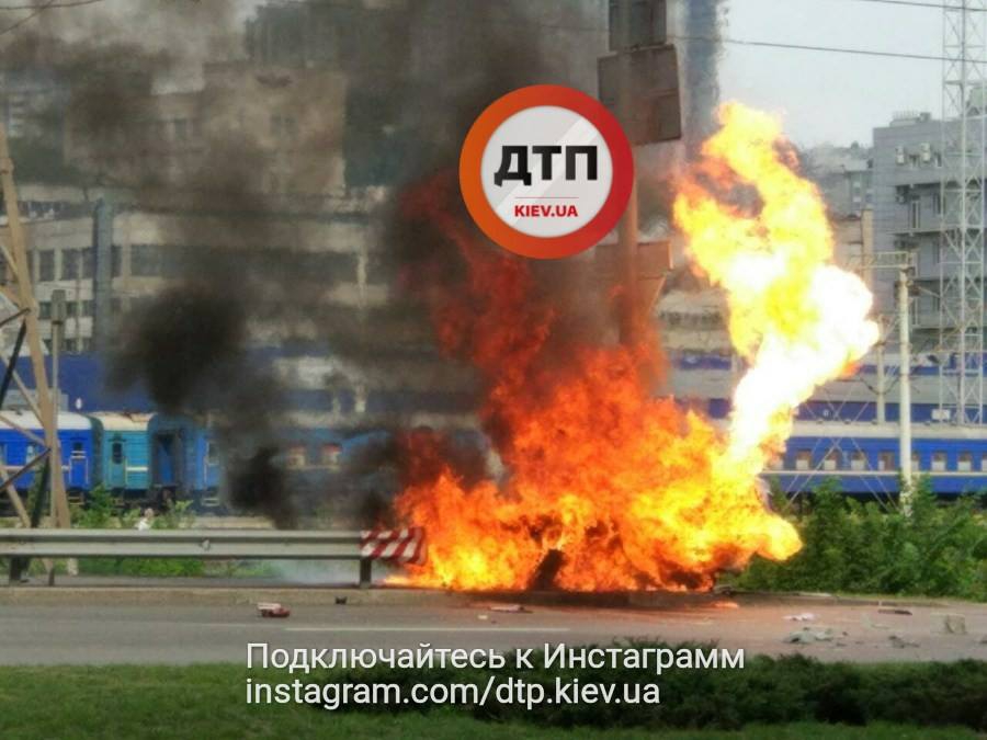 Родился в рубашке: В Киеве водитель спасся из горящей машины (видео) - 71481 Родился в рубашке: В Киеве водитель спасся из горящей машины (видео) - фото 71481