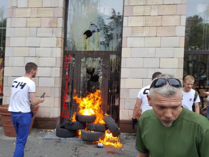 Магазин, где стерли граффити времен Майдана, опустошили и приставили к нему охрану - 71339 Магазин, где стерли граффити времен Майдана, опустошили и приставили к нему охрану - фото 71339