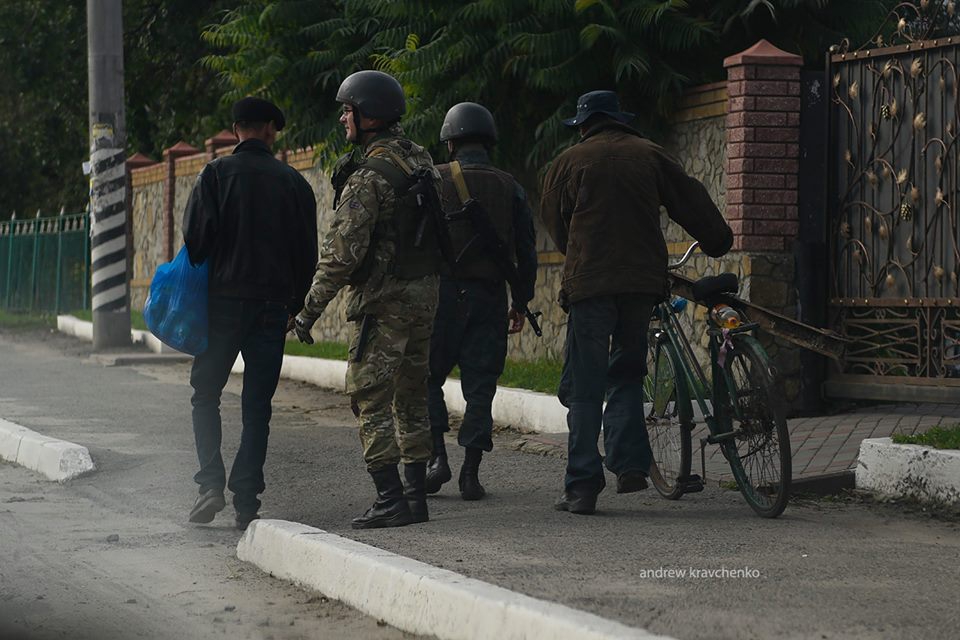 Ад в Калиновке: В сети появились шокирующие фото и видео взрывов, разрушений и эвакуации - 76793 Ад в Калиновке: В сети появились шокирующие фото и видео взрывов, разрушений и эвакуации - фото 76793