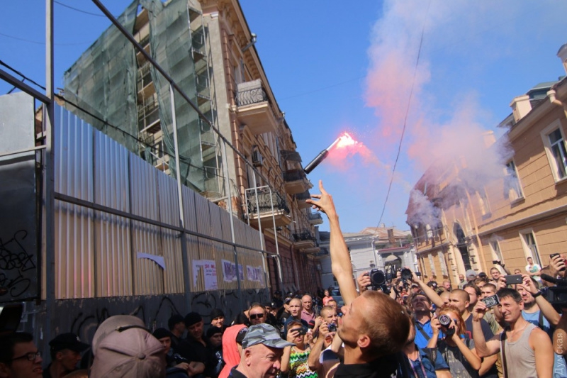 В историческом центре Одессы участники митинга сносят строение - 71181 В историческом центре Одессы участники митинга сносят строение - фото 71181