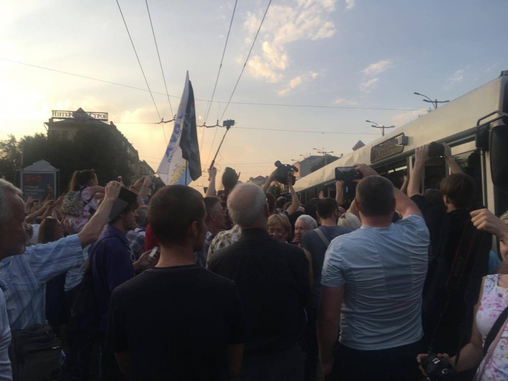 Турне Михо: В Запорожье Саакашвили пересел из Лексуса на маршрутку(фото) - 75721 Турне Михо: В Запорожье Саакашвили пересел из Лексуса на маршрутку(фото) - фото 75721