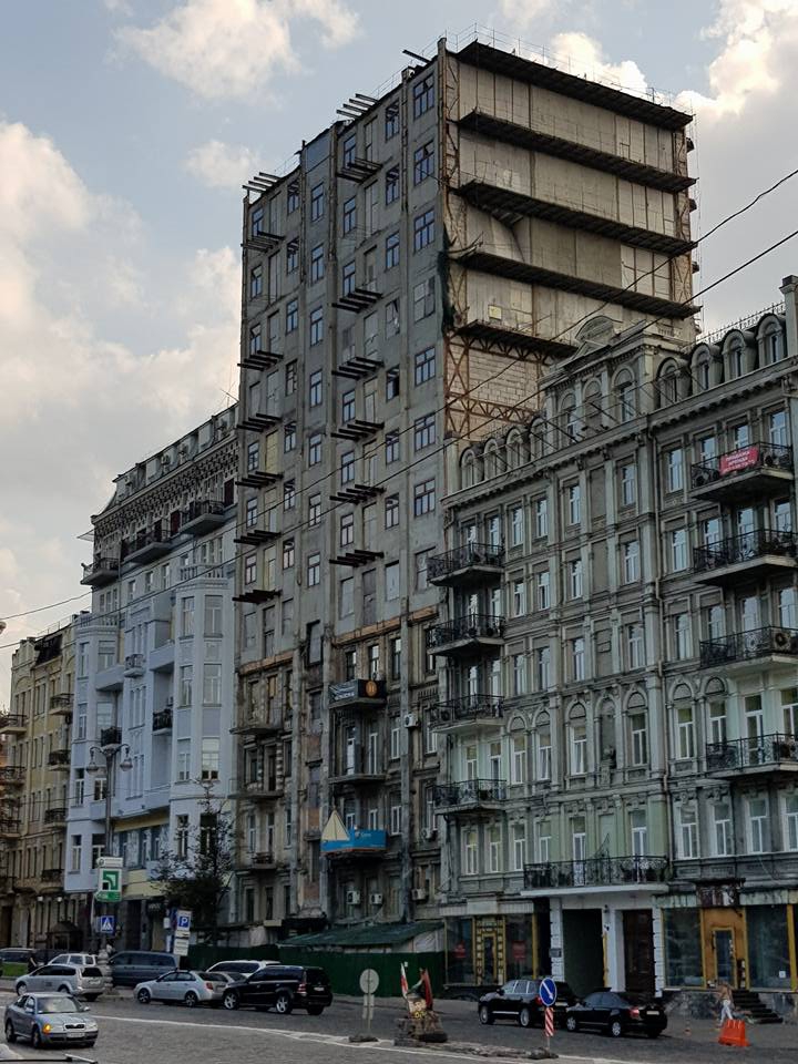 В Киеве рядом с магазином мебели, который стер граффити, завалился дом - 73126 В Киеве рядом с магазином мебели, который стер граффити, завалился дом - фото 73126