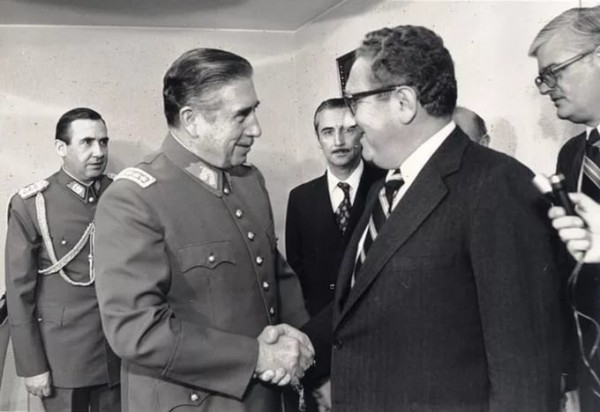 Генерал Пиночет и Президент Альенде. - фото 73341