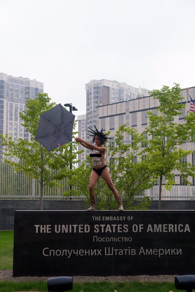 Голая активистка FEMEN пришла под посольство США в Киеве - 73580 Голая активистка FEMEN пришла под посольство США в Киеве - фото 73580