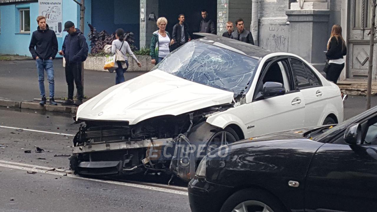 В Киеве Mersedes влетел в Audi, есть пострадавшие - 75312 В Киеве Mersedes влетел в Audi, есть пострадавшие - фото 75312