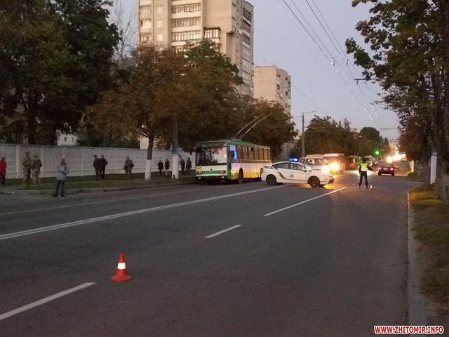 Микроавтобус снес троих школьников на пешеходном переходе в Житомире - 77045 Микроавтобус снес троих школьников на пешеходном переходе в Житомире - фото 77045