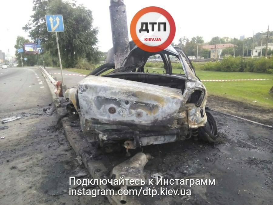 Родился в рубашке: В Киеве водитель спасся из горящей машины (видео) - 71478 Родился в рубашке: В Киеве водитель спасся из горящей машины (видео) - фото 71478