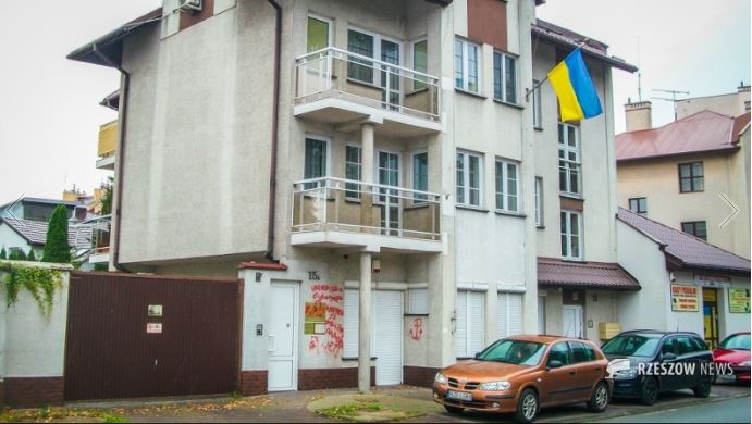 В Польше неизвестные разрисовали консульство Украины - 78656 В Польше неизвестные разрисовали консульство Украины - фото 78656