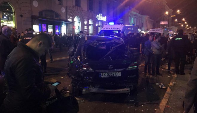 В центре Харькова внедорожник вылетел на тротуар: много погибших - 82653 В центре Харькова внедорожник вылетел на тротуар: много погибших - фото 82653
