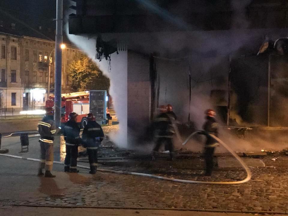 В центре Львова сгорел российский Сбербанк - 78235 В центре Львова сгорел российский Сбербанк - фото 78235