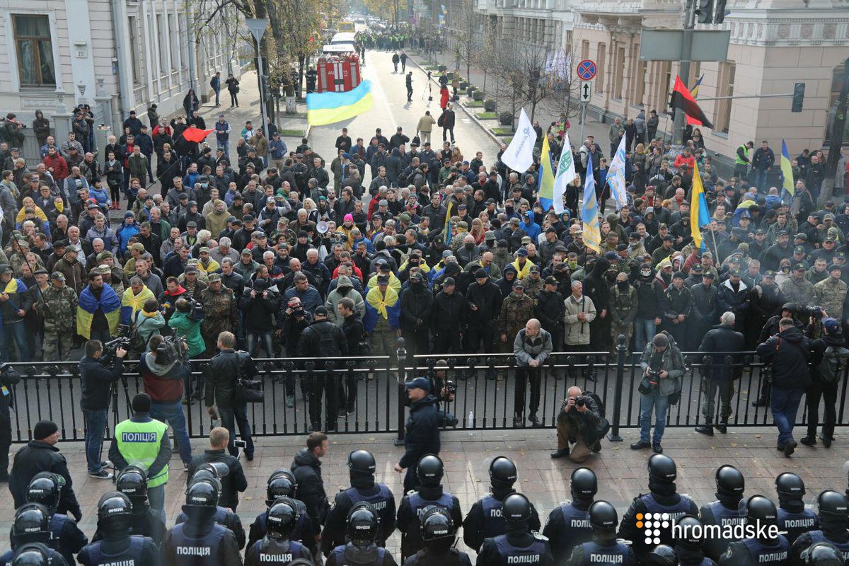Протестующие под ВР мужчины начали строиться напротив входа в здание парламента - 82158 Протестующие под ВР мужчины начали строиться напротив входа в здание парламента - фото 82158