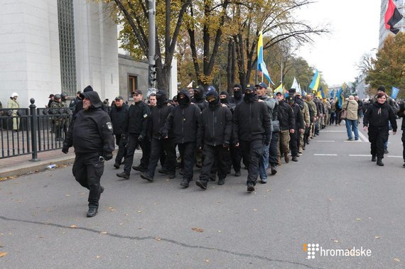 Протестующие под ВР мужчины начали строиться напротив входа в здание парламента - 82157 Протестующие под ВР мужчины начали строиться напротив входа в здание парламента - фото 82157