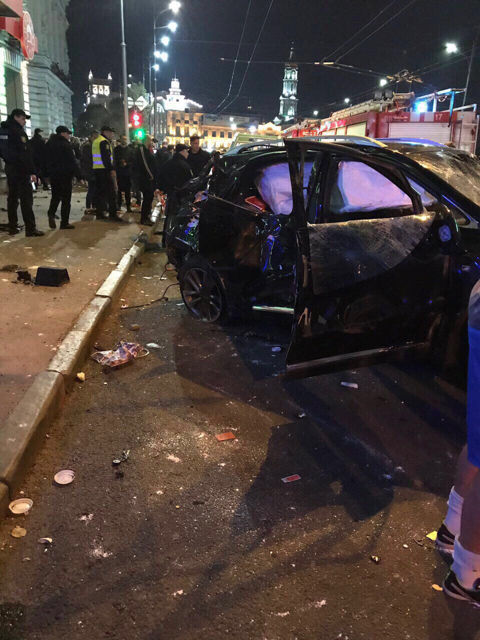 В центре Харькова внедорожник вылетел на тротуар: много погибших - 82658 В центре Харькова внедорожник вылетел на тротуар: много погибших - фото 82658