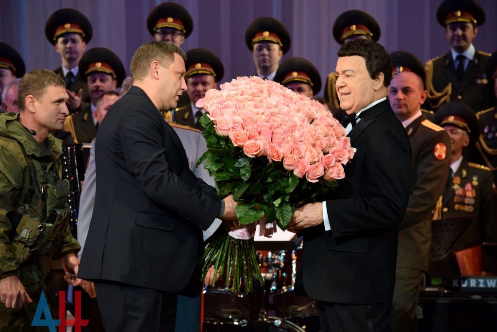 Захарченко поздравил Кобзона на сцене Захарченко поздравил Кобзона на сцене