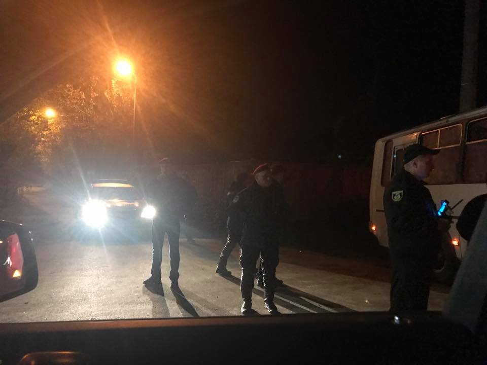 К резиденции Порошенко нагнали силовиков и военную технику - 82314 К резиденции Порошенко нагнали силовиков и военную технику - фото 82314