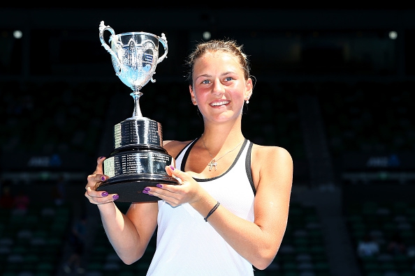 Марта Костюк с кубком Australian Open - 85708 Марта Костюк с кубком Australian Open - фото 85708
