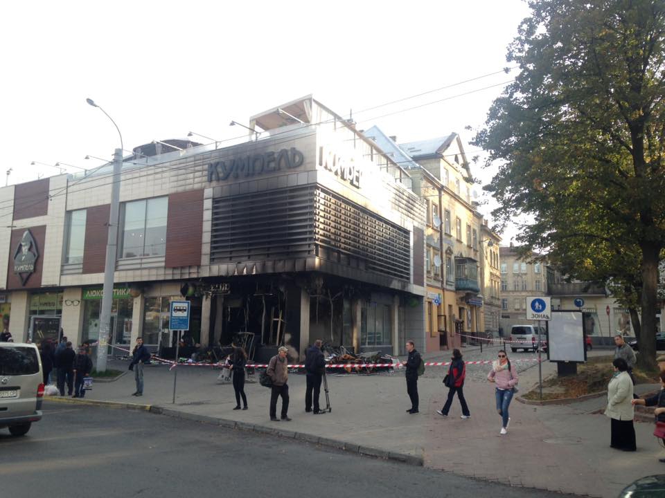 В центре Львова сгорел российский Сбербанк - 78237 В центре Львова сгорел российский Сбербанк - фото 78237