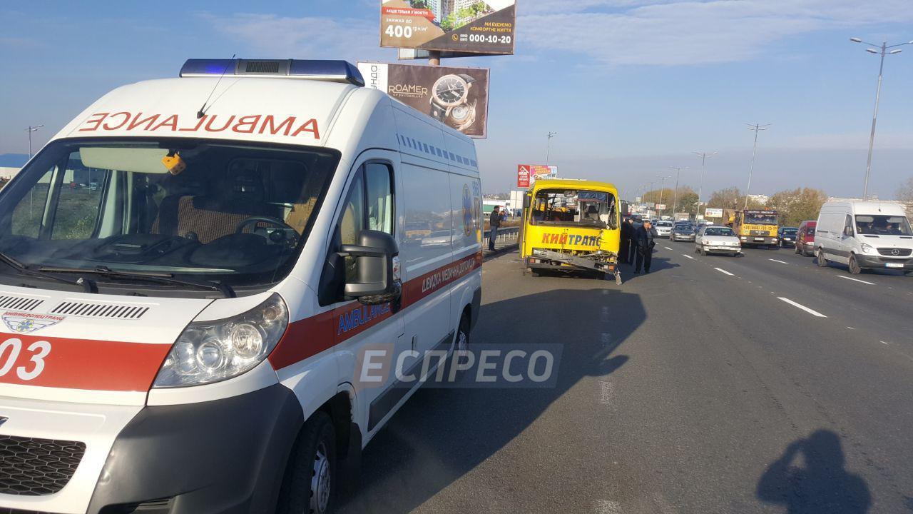 Гонки за пассажирами: в ДТП в Киеве попала переполненная маршрутка - 83690 Гонки за пассажирами: в ДТП в Киеве попала переполненная маршрутка - фото 83690