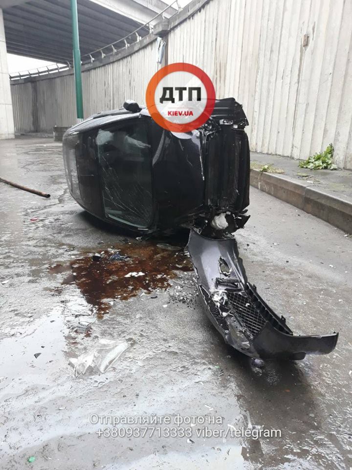В Киеве с моста упал автомобиль: пострадали два человека - 79801 В Киеве с моста упал автомобиль: пострадали два человека - фото 79801