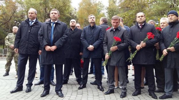 Сурков вместе с боевиками открыл памятник Сурков вместе с боевиками открыл памятник