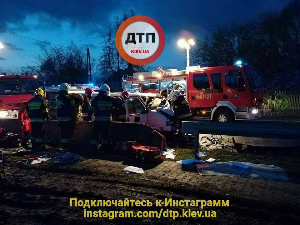 Микроавтобус с украинцами попал в жуткое ДТП в Польше, есть погибшие - 85351 Микроавтобус с украинцами попал в жуткое ДТП в Польше, есть погибшие - фото 85351