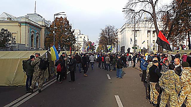Протестующие в Киеве разделили палаточный городок на Протестующие в Киеве разделили палаточный городок на