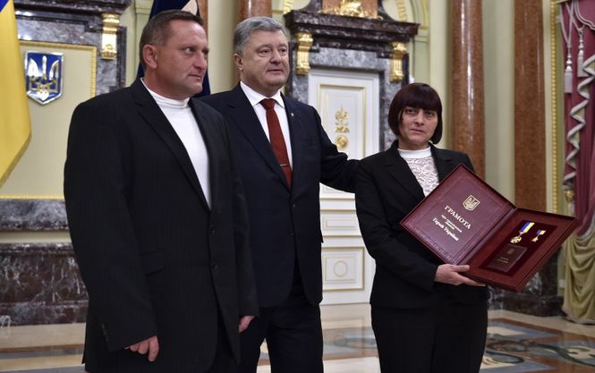 Порошенко посмертно наградил украинского разведчика - 81479 Порошенко посмертно наградил украинского разведчика - фото 81479