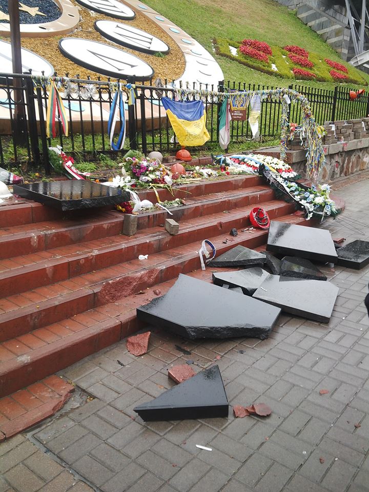 На Майдане разбили мемориал Героев Небесной сотни - 79032 На Майдане разбили мемориал Героев Небесной сотни - фото 79032