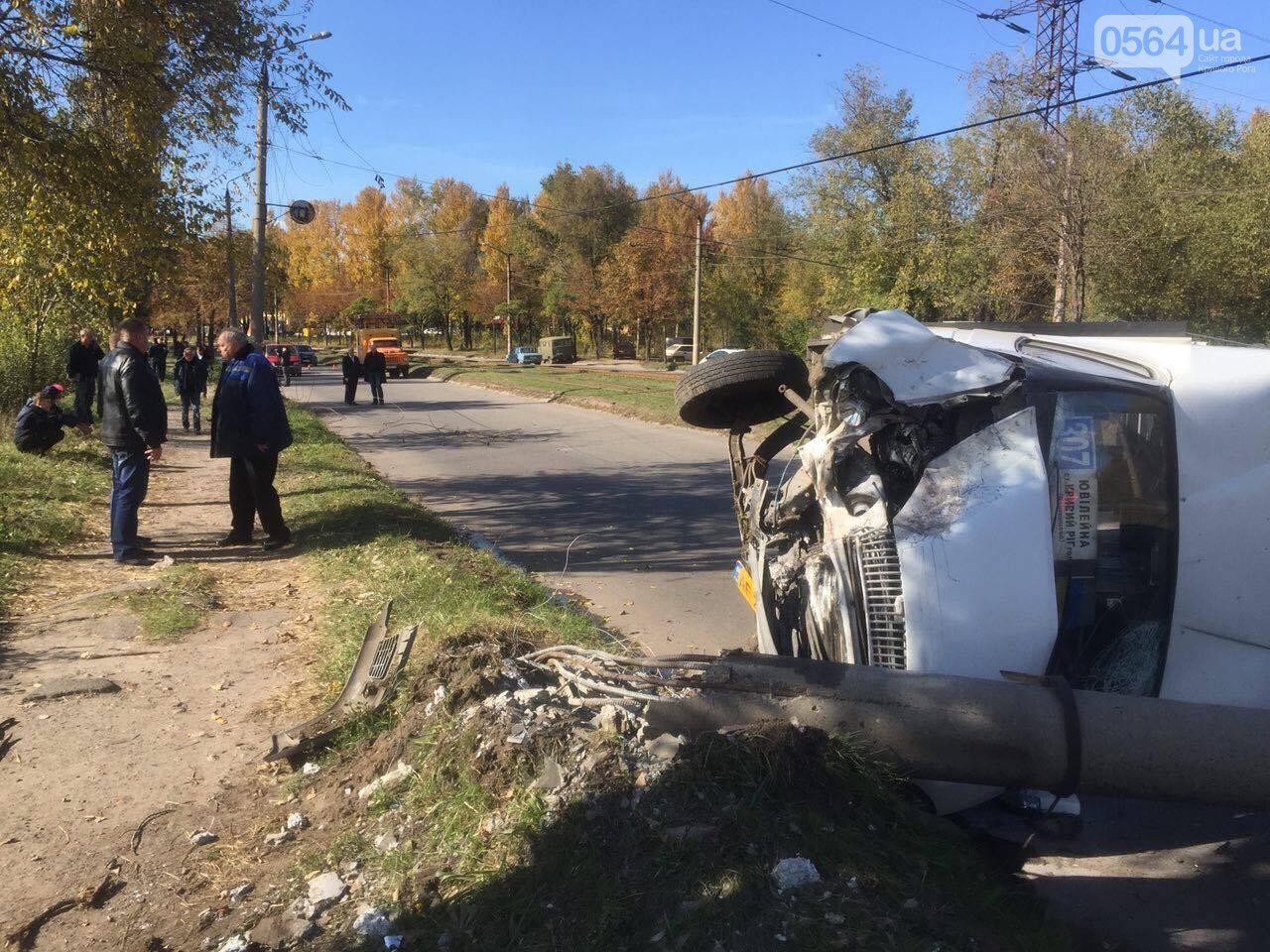 В Кривом Роге маршрутка влетела в столб, есть погибший - 80750 В Кривом Роге маршрутка влетела в столб, есть погибший - фото 80750