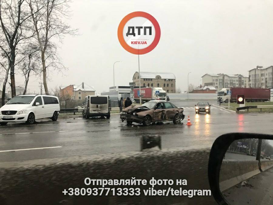 В Киеве из-за сильного гололеда образовались пробки - 93584 В Киеве из-за сильного гололеда образовались пробки - фото 93584