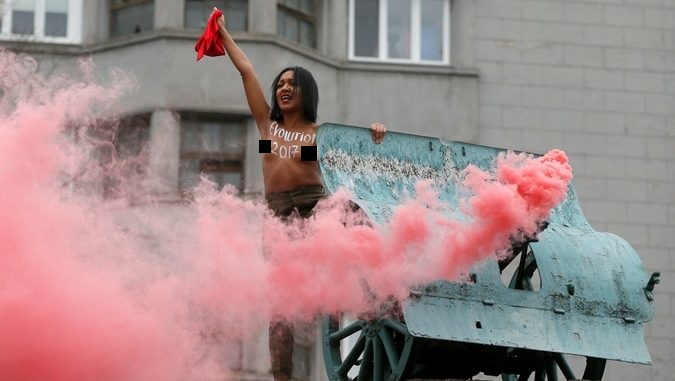 Активистка Femen призвала 'Раздавить шоколадную гидру' - 88290 Активистка Femen призвала 'Раздавить шоколадную гидру' - фото 88290