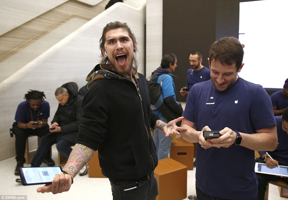 iPhone X поступил в продажу и вызвал грандиозный ажиотаж - 87346 iPhone X поступил в продажу и вызвал грандиозный ажиотаж - фото 87346