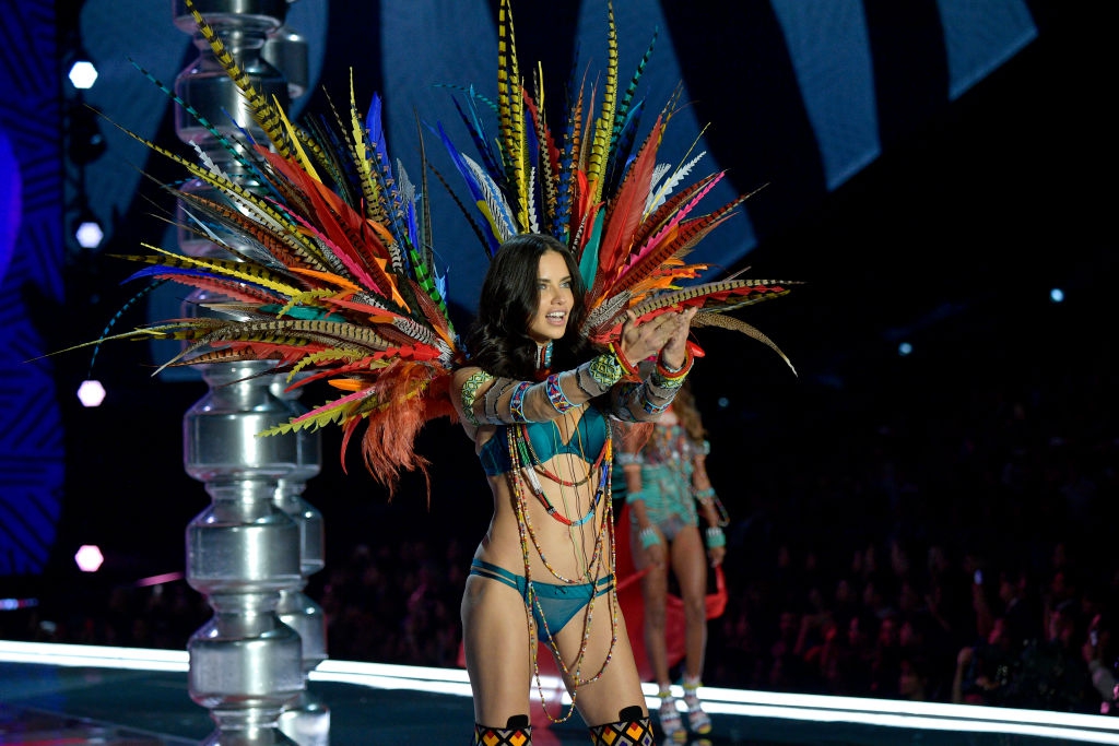 Показ Victoria's Secret: Модель рухнула на подиум, а Белла Хадид засветила грудь - 91624 Показ Victoria's Secret: Модель рухнула на подиум, а Белла Хадид засветила грудь - фото 91624