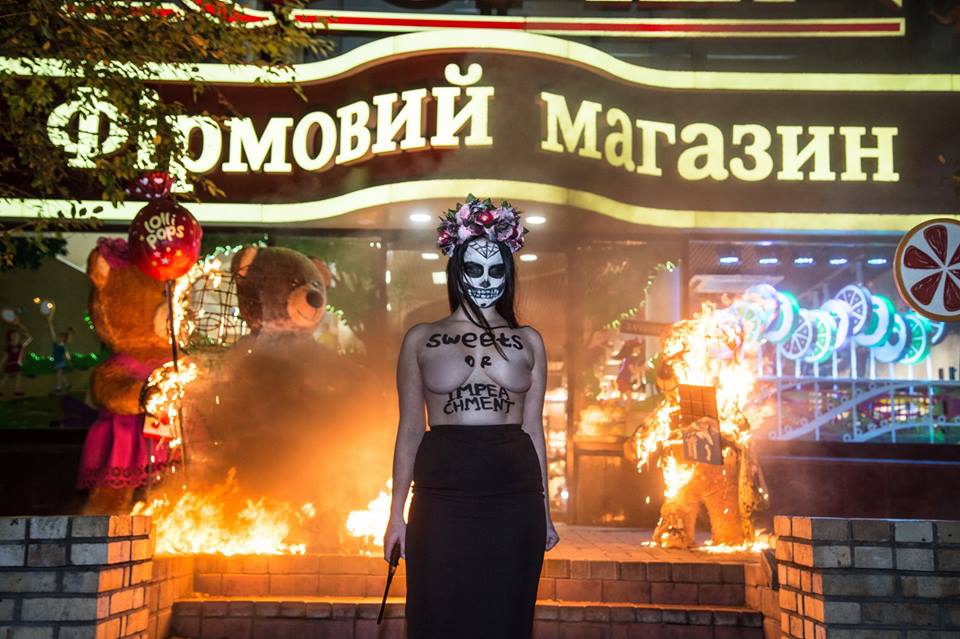 Конфеты или импичмент: Femen разделись и устроили пожар у магазина Roshen (18+) - 86561 Конфеты или импичмент: Femen разделись и устроили пожар у магазина Roshen (18+) - фото 86561