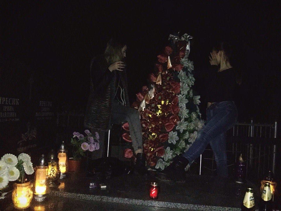 Девушки развлекались на могиле - 89621 Девушки развлекались на могиле - фото 89621
