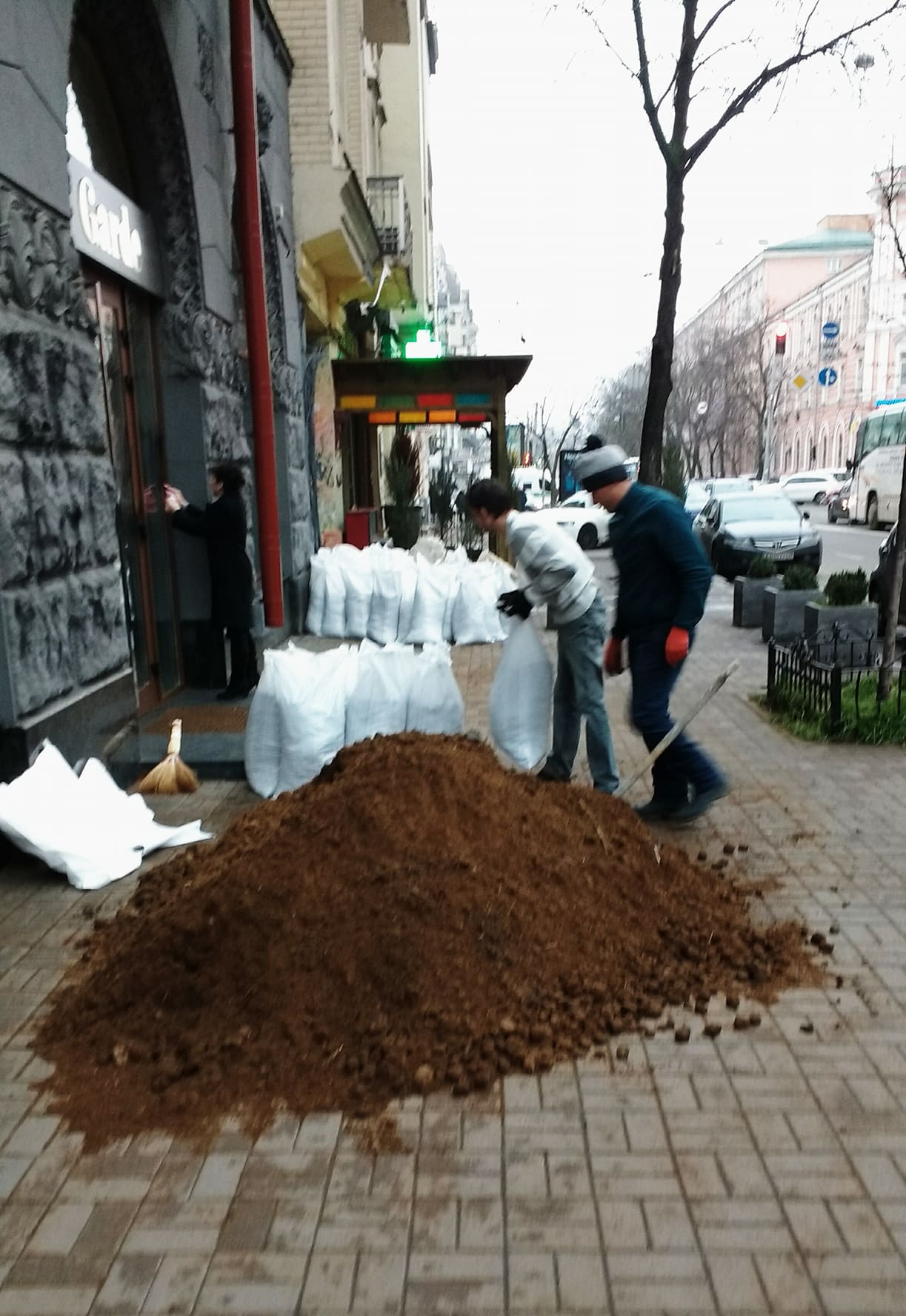 Навозная блокада киевского бутика прорвана - 97332 Навозная блокада киевского бутика прорвана - фото 97332