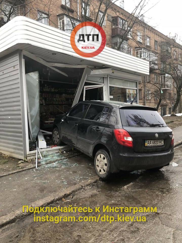 В Киеве пьяный водитель снес трехлетнего ребенка и въехал в МАФ - 99689 В Киеве пьяный водитель снес трехлетнего ребенка и въехал в МАФ - фото 99689