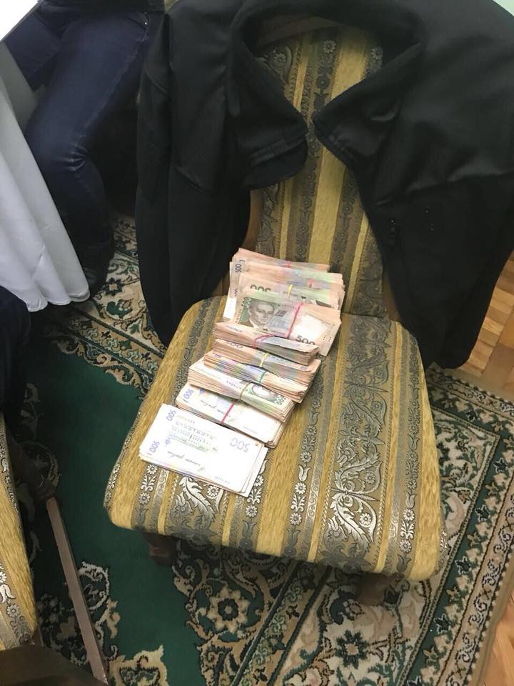 Глава Николаевского аэропорта попался на взятке в 700 тысяч гривен, ФОТО - 100025 Глава Николаевского аэропорта попался на взятке в 700 тысяч гривен, ФОТО - фото 100025