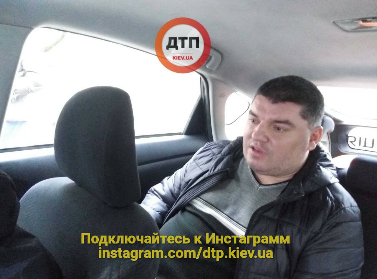 В Киеве пьяный водитель снес трехлетнего ребенка и въехал в МАФ - 99688 В Киеве пьяный водитель снес трехлетнего ребенка и въехал в МАФ - фото 99688