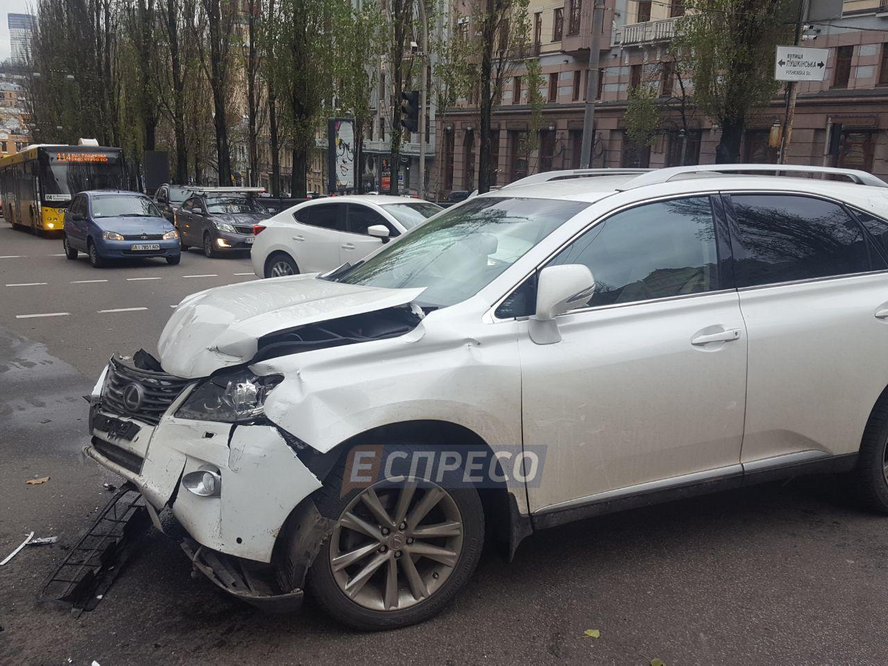 В центре Киева из-за нерабочего светофора Lexus столкнулся с Fiat - 94654 В центре Киева из-за нерабочего светофора Lexus столкнулся с Fiat - фото 94654