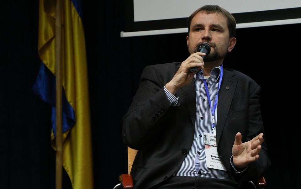 Владимир Вятрович подкладывает бомбу замедленного действия - 97759 Владимир Вятрович подкладывает бомбу замедленного действия - фото 97759