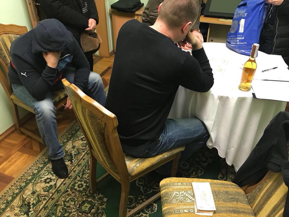 Глава Николаевского аэропорта попался на взятке в 700 тысяч гривен, ФОТО - 100024 Глава Николаевского аэропорта попался на взятке в 700 тысяч гривен, ФОТО - фото 100024