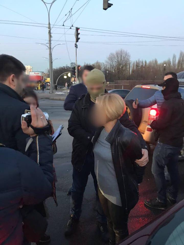 В Киевской области чиновница взяла взятку машиной - 99451 В Киевской области чиновница взяла взятку машиной - фото 99451