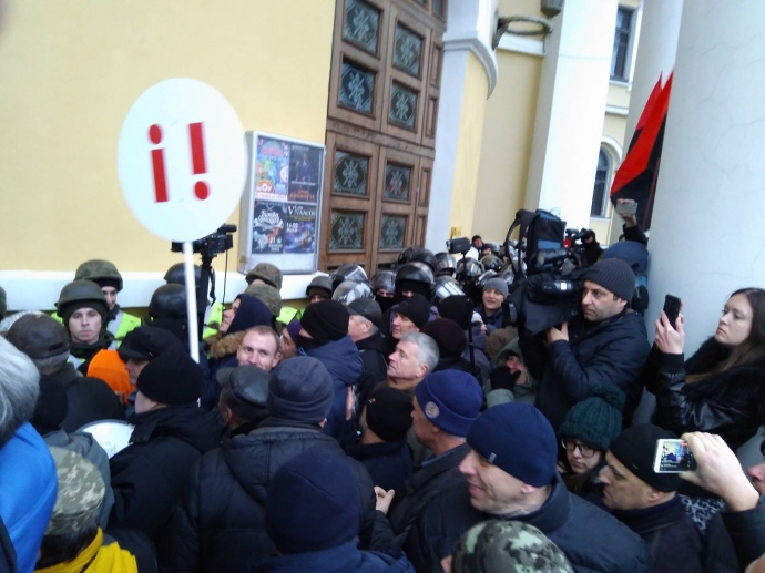 Правоохранители изнутри пытаются оттеснить активистов - 97675 Правоохранители изнутри пытаются оттеснить активистов - фото 97675
