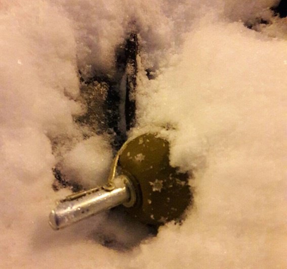 В центре Киева чиновник на своей машине нашел гранату - 98001 В центре Киева чиновник на своей машине нашел гранату - фото 98001