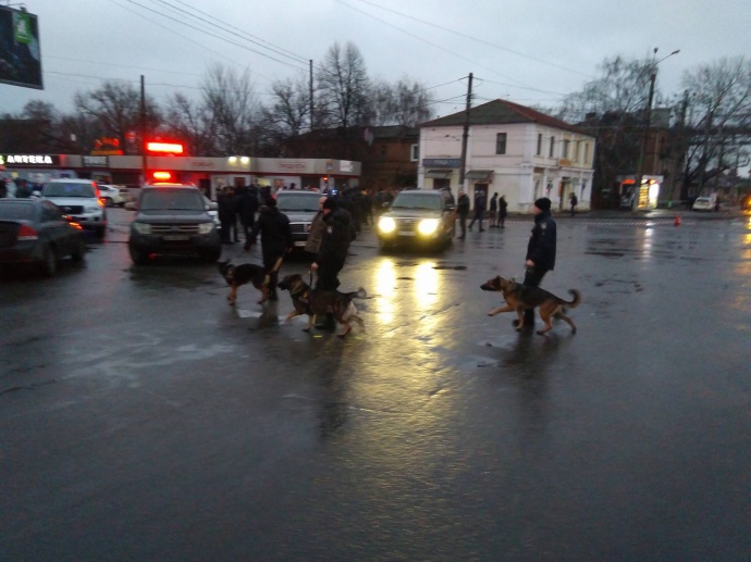 В Харькове взяли в заложники 9 взрослых и двоих детей - 100181 В Харькове взяли в заложники 9 взрослых и двоих детей - фото 100181