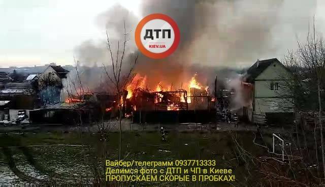 На Русановских садах в Киеве огромный дом сгорел дотла - 96478 На Русановских садах в Киеве огромный дом сгорел дотла - фото 96478
